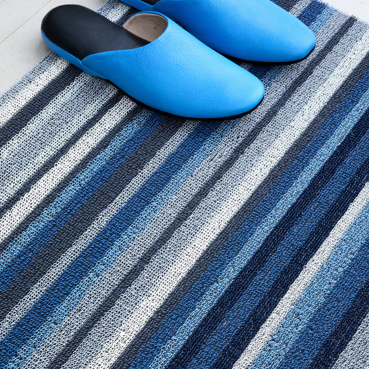 Chilewich Horizon Stripe Shag 地垫 – 深海色 – 18" x 28"