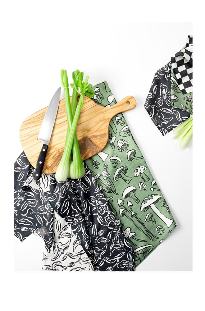 MU Kitchen Vibe Dish Towel – 18" x 30" – Black Water Lily