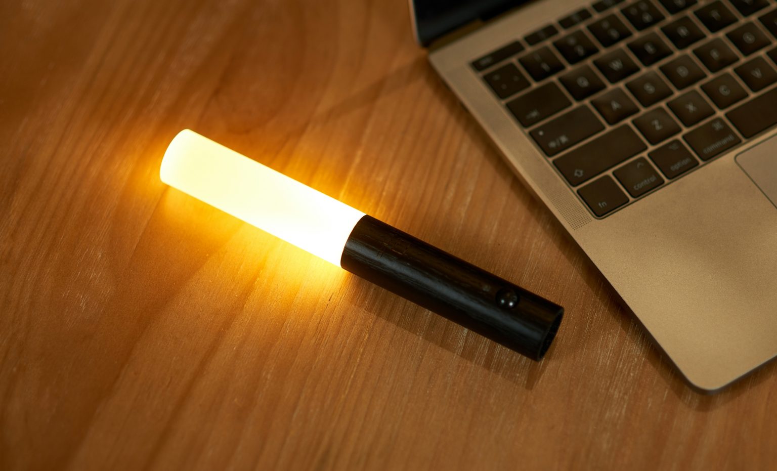 Gingko Smart Baton Light – Natural Walnut Wood – 7"