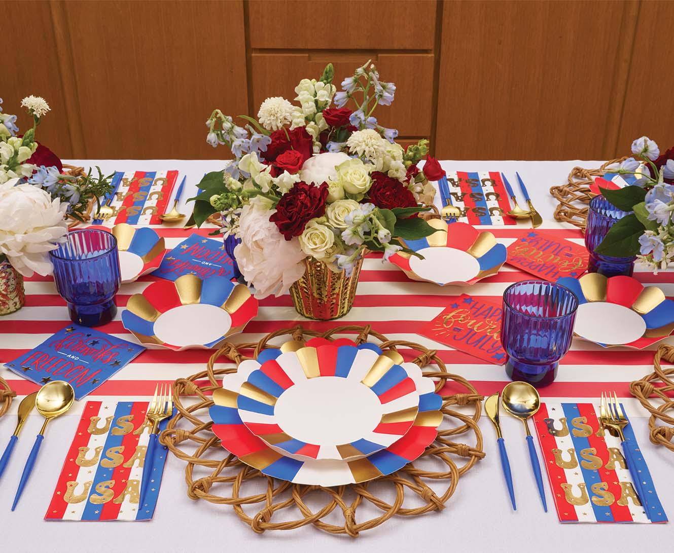 Sophistiplate Wavy Paper Dinner Plates – 8pk – Modern Patriotic
