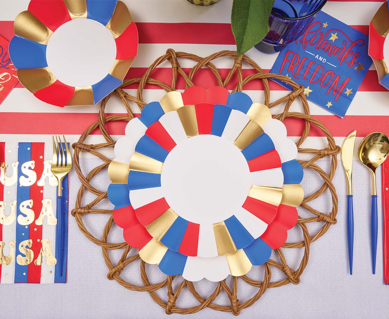 Sophistiplate Wavy Paper Dinner Plates – 8pk – Modern Patriotic