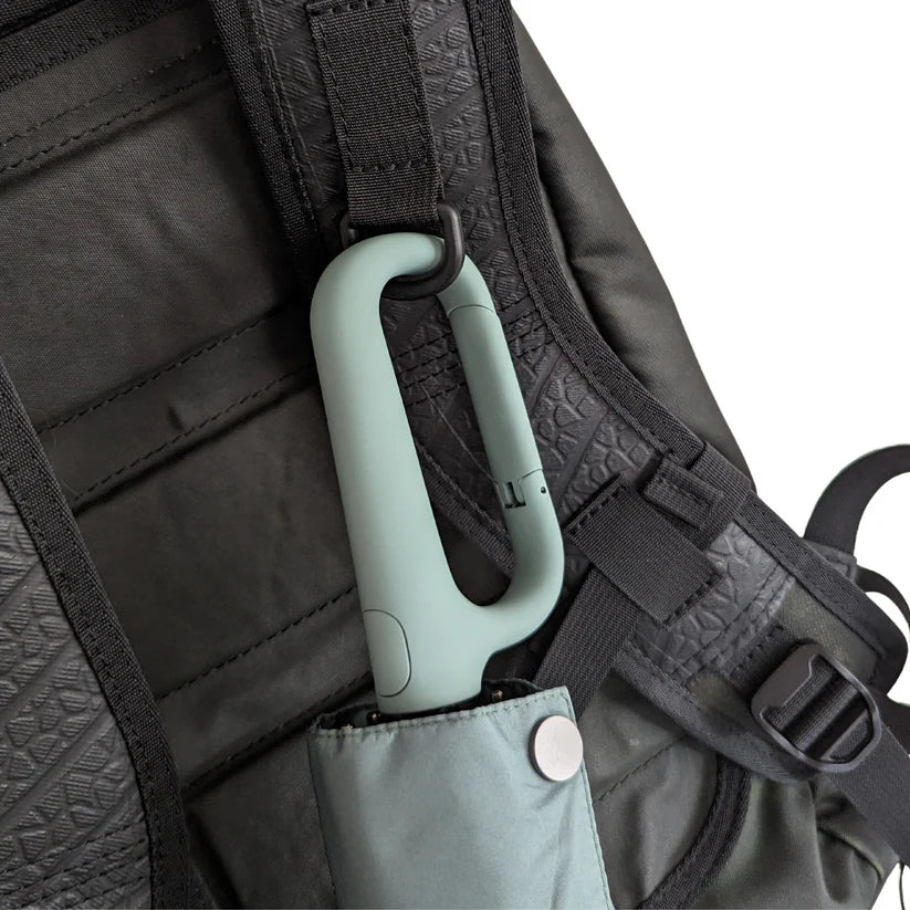 URBN ELEMNTS – Everyday Umbrella with Never-Forget Carabiner Handle – Green