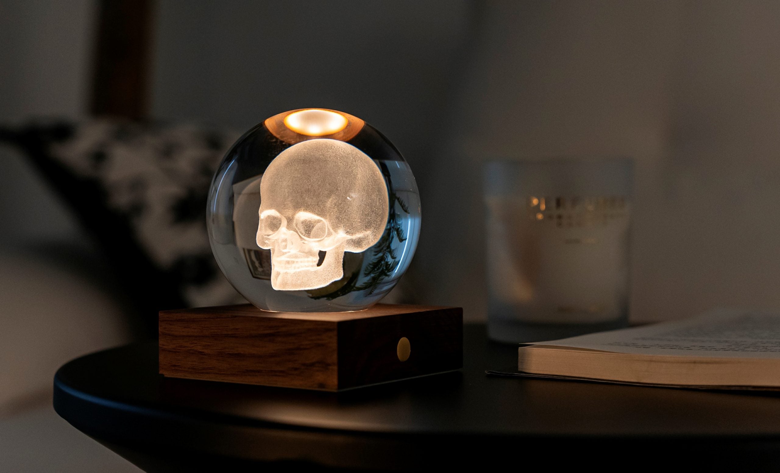 Gingko Designs Pisapapeles Calavera de Cristal Ámbar con Luz