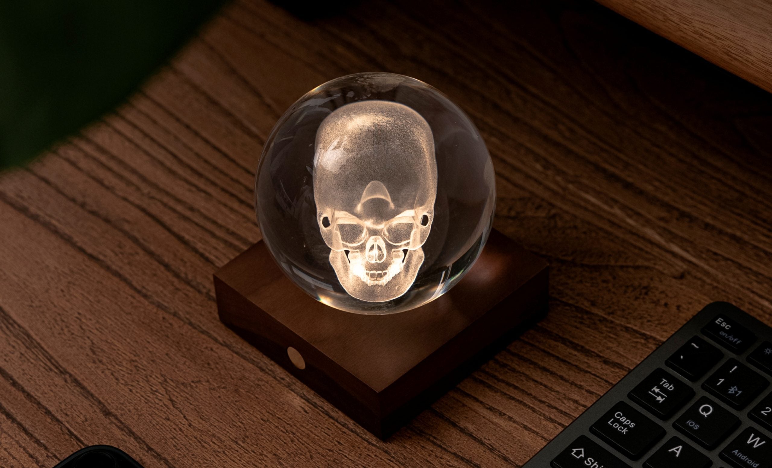 Gingko Designs Pisapapeles Calavera de Cristal Ámbar con Luz