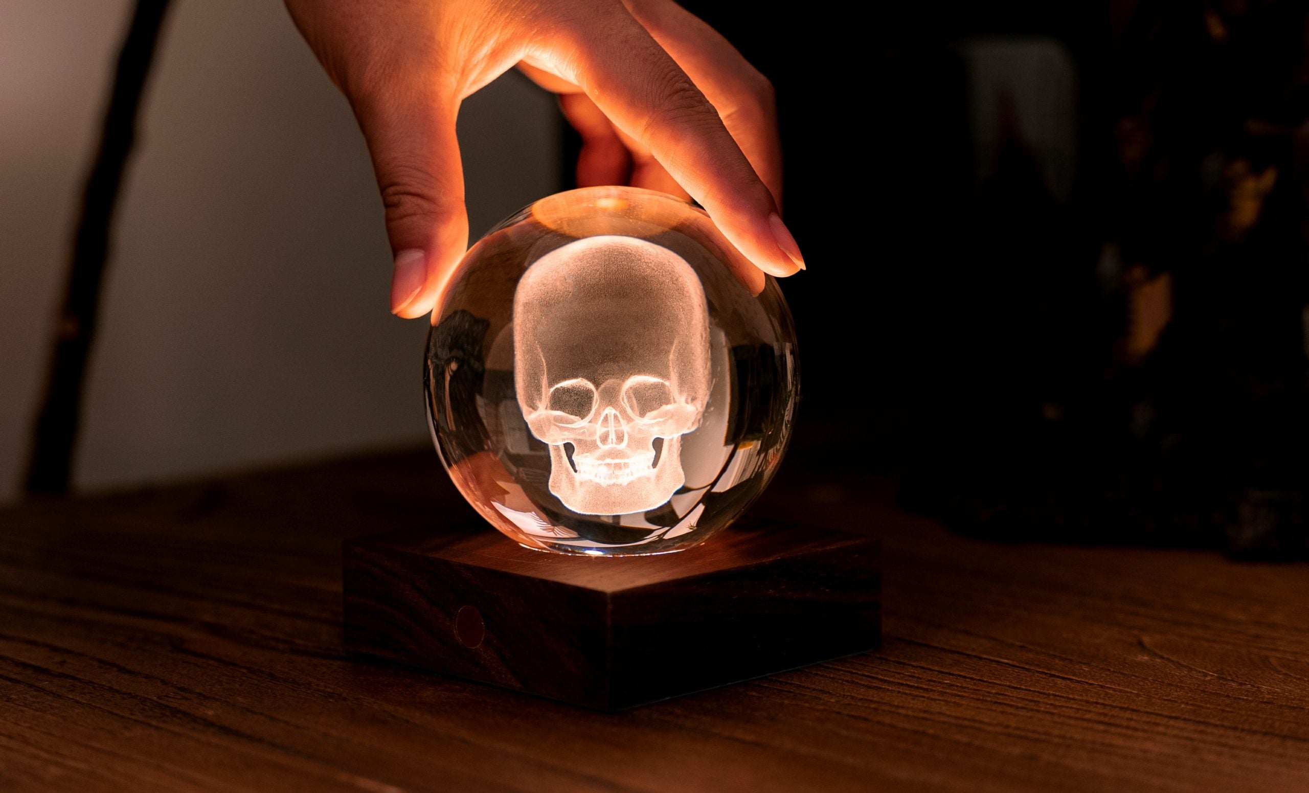 Gingko Designs Pisapapeles Calavera de Cristal Ámbar con Luz