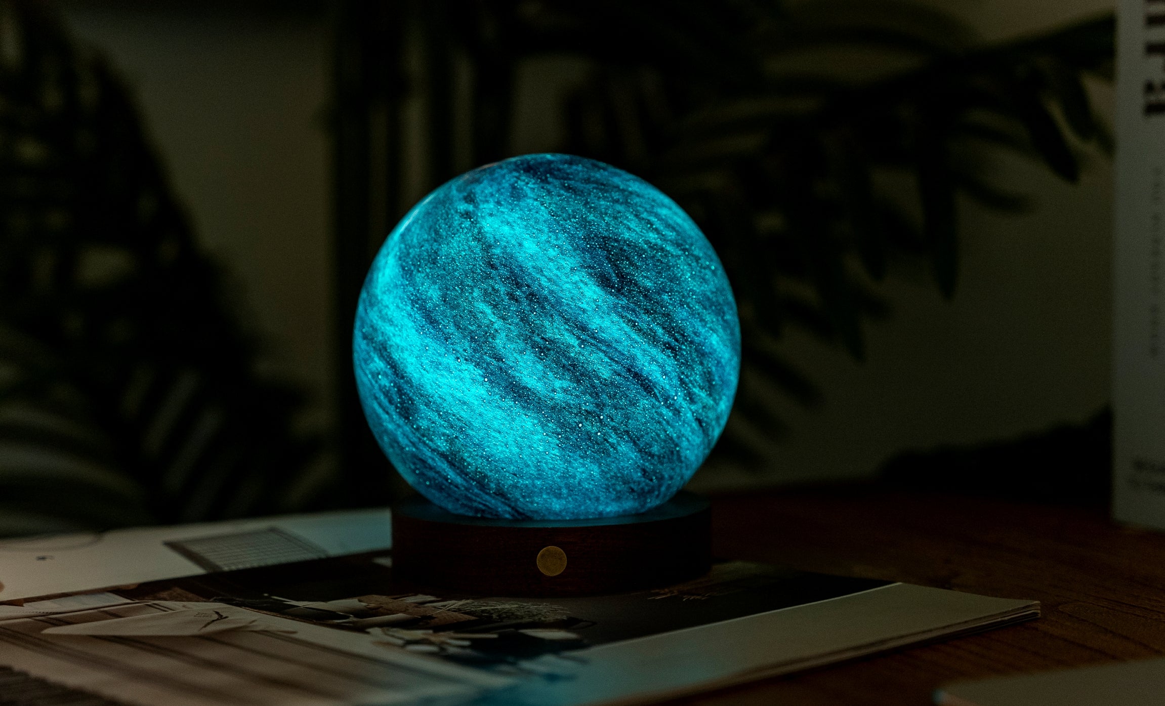 Gingko AstraGlass Orbe de Vidrio Artesanal Soplado a Mano y Pintado – 12.7 cm – Brisa Galáctica