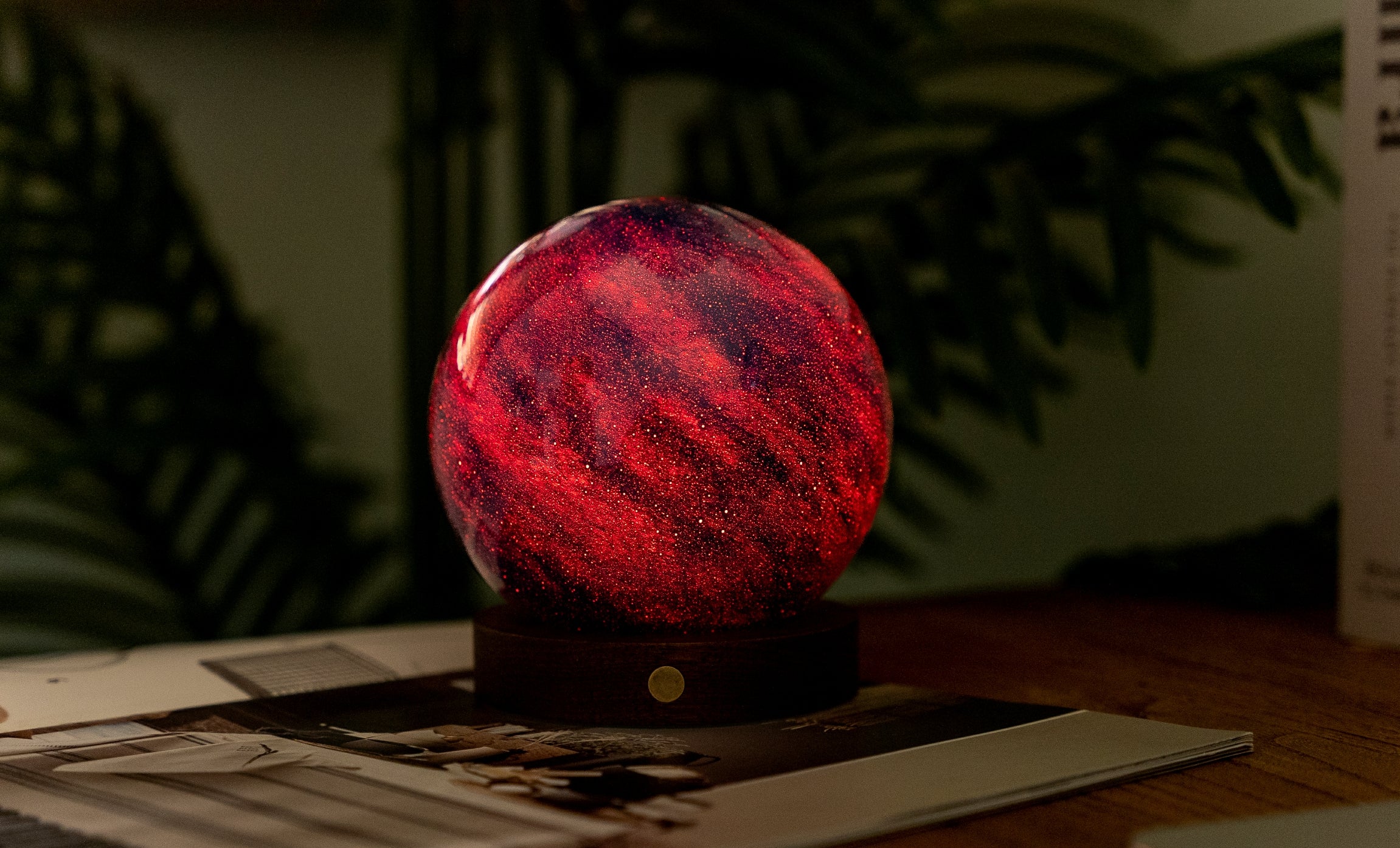 Gingko AstraGlass Orbe de Vidrio Artesanal Soplado a Mano y Pintado – 12.7 cm – Brisa Galáctica