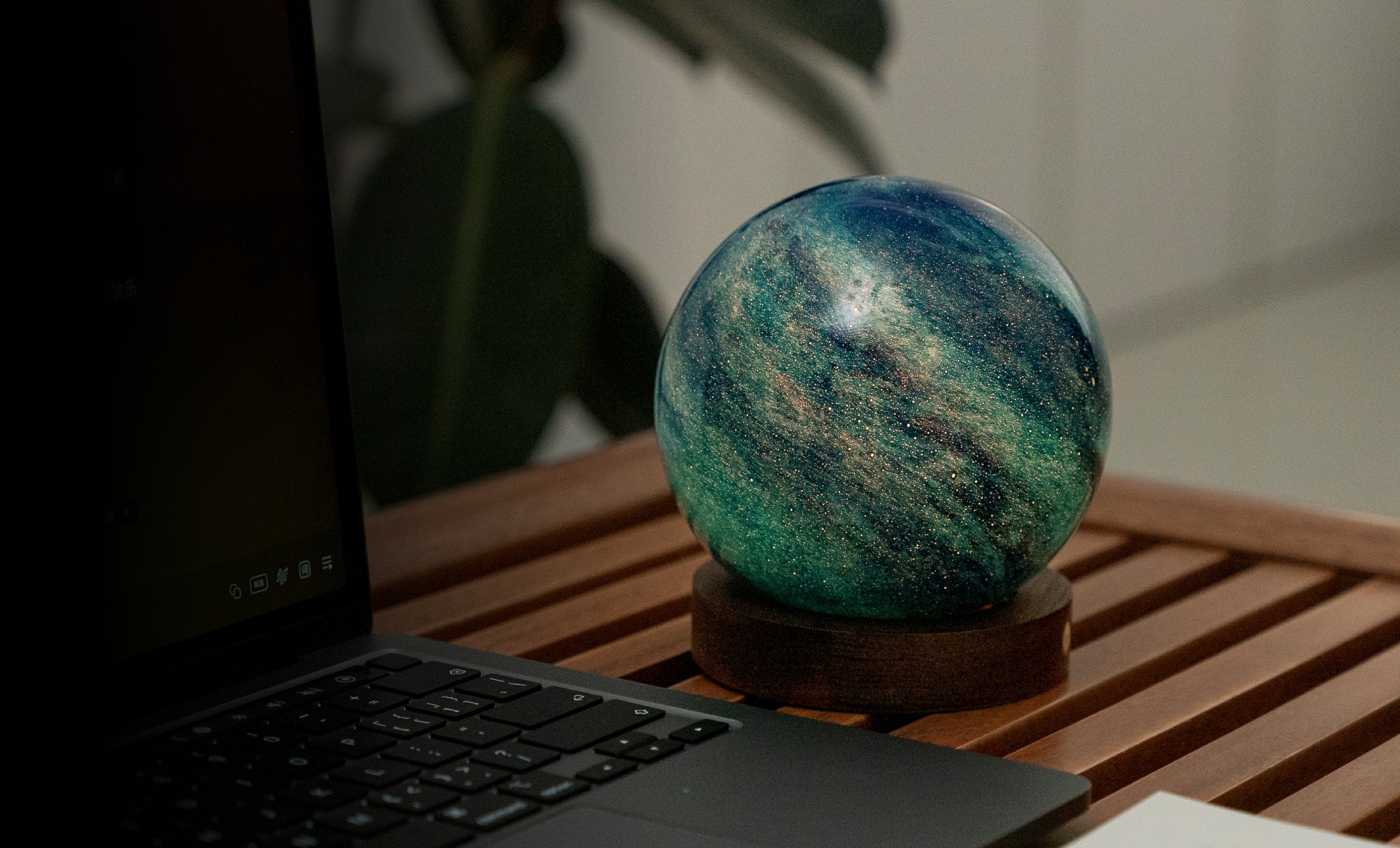 Gingko AstraGlass Orbe de Vidrio Artesanal Soplado a Mano y Pintado – 12.7 cm – Brisa Galáctica