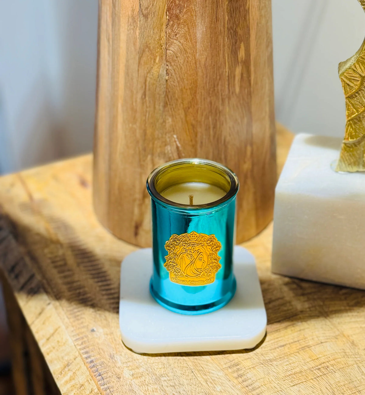 Khush Candle Petite Geste La Sakina Collection – Aqua Lacquer Candle – 5 oz