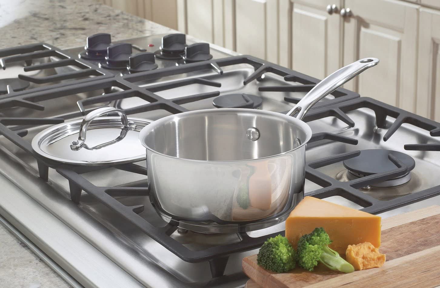 Cuisinart Chef's Classic Stainless Saucepan with Cover 1 ½ Quart