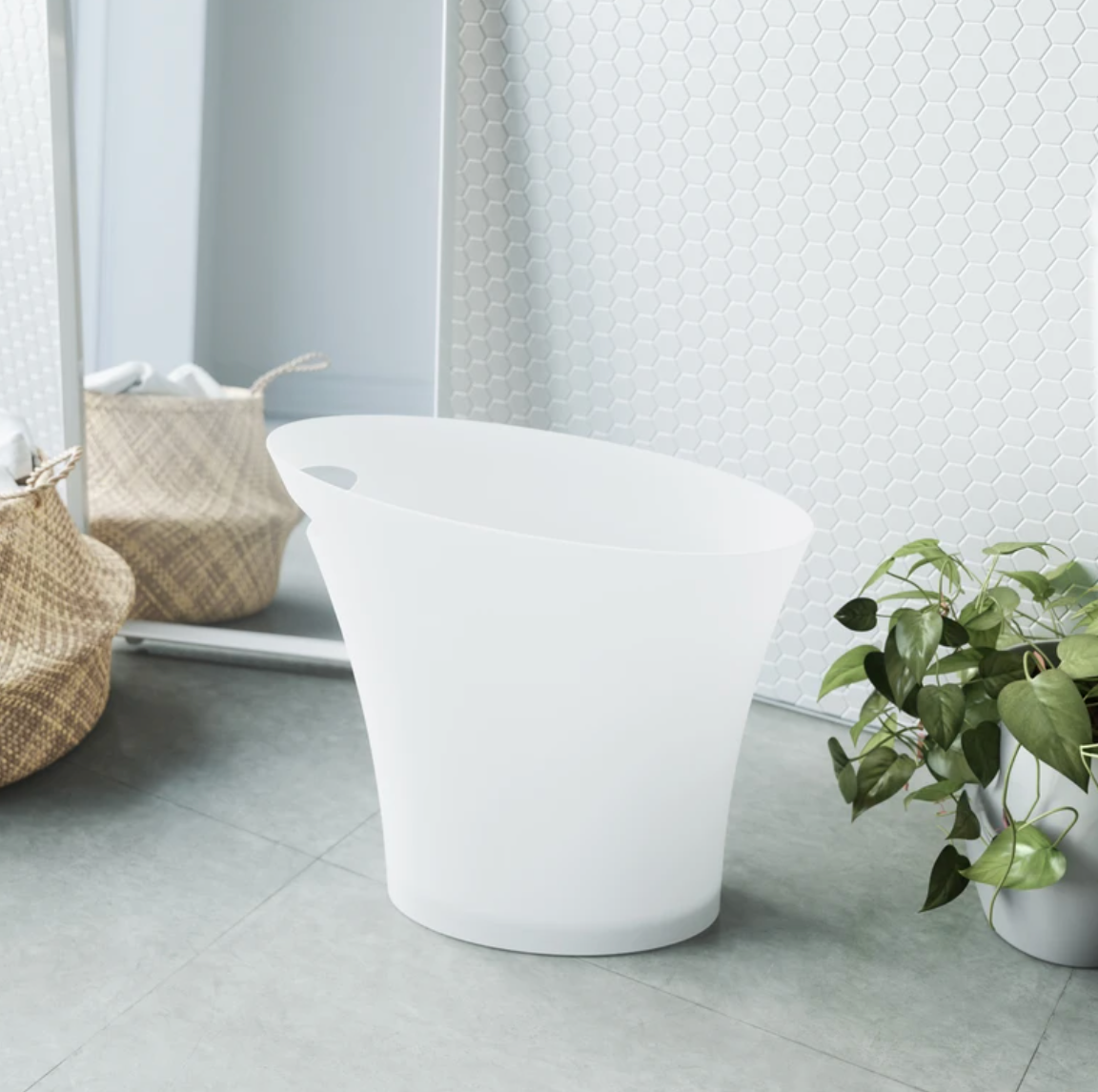 Umbra Skinny Trash Can – Metallic White – 2.4 Gallon