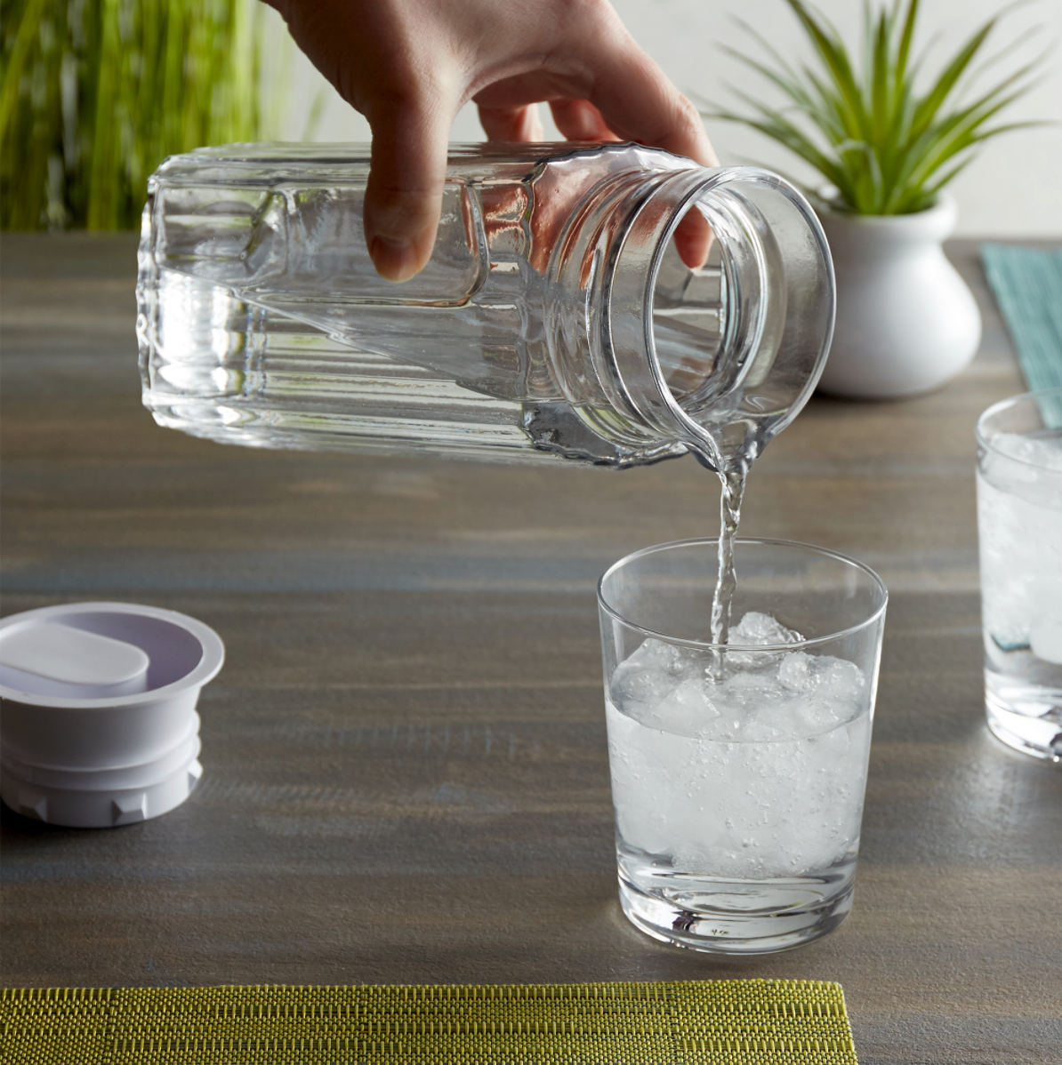 Bistro Pitcher With White Stopper - Clear Glass– 1-QT