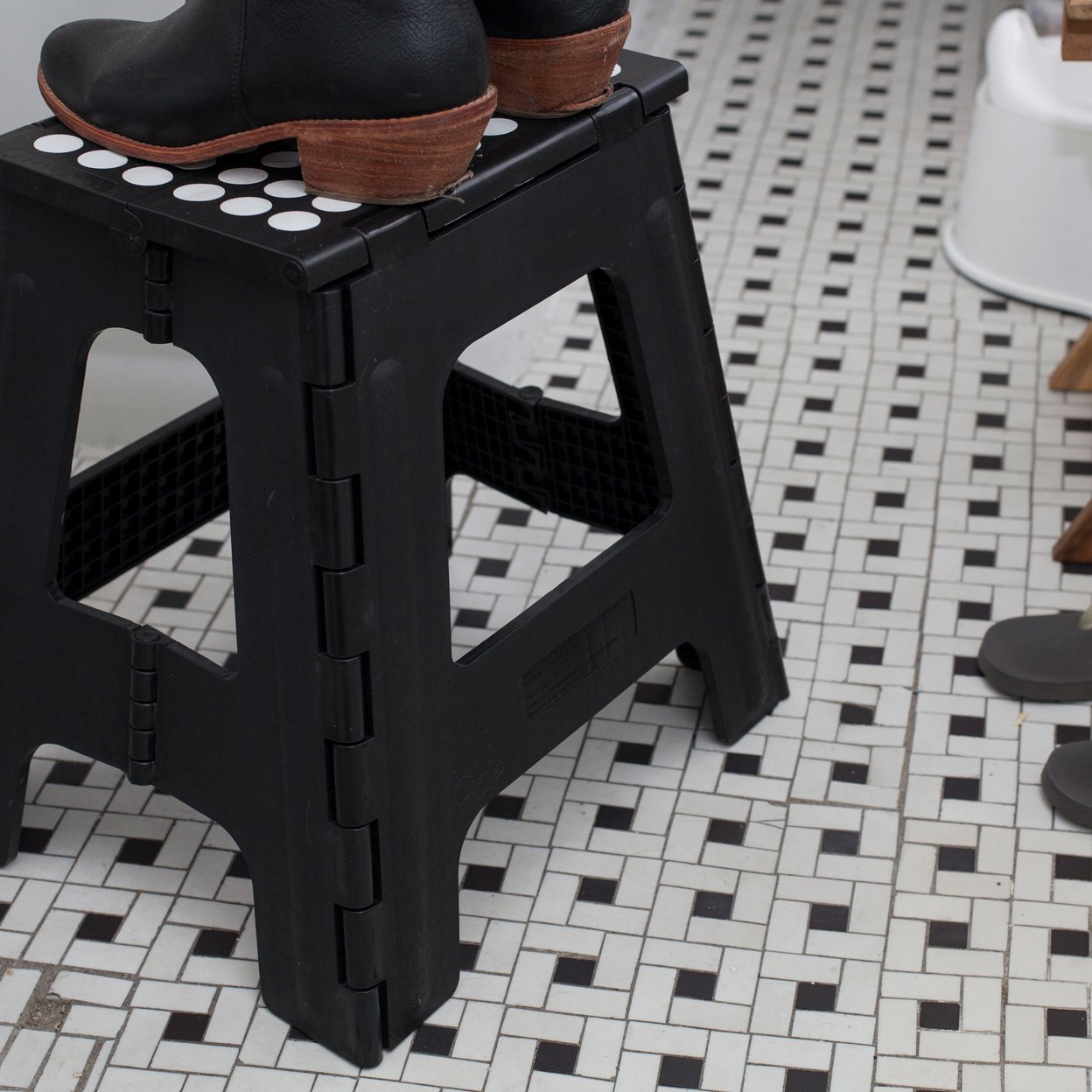 Kikkerland Folding Step Stool – Black