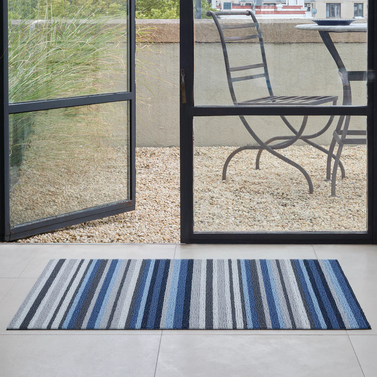 Chilewich Horizon Stripe Shag 地垫 – 深海色 – 18" x 28"