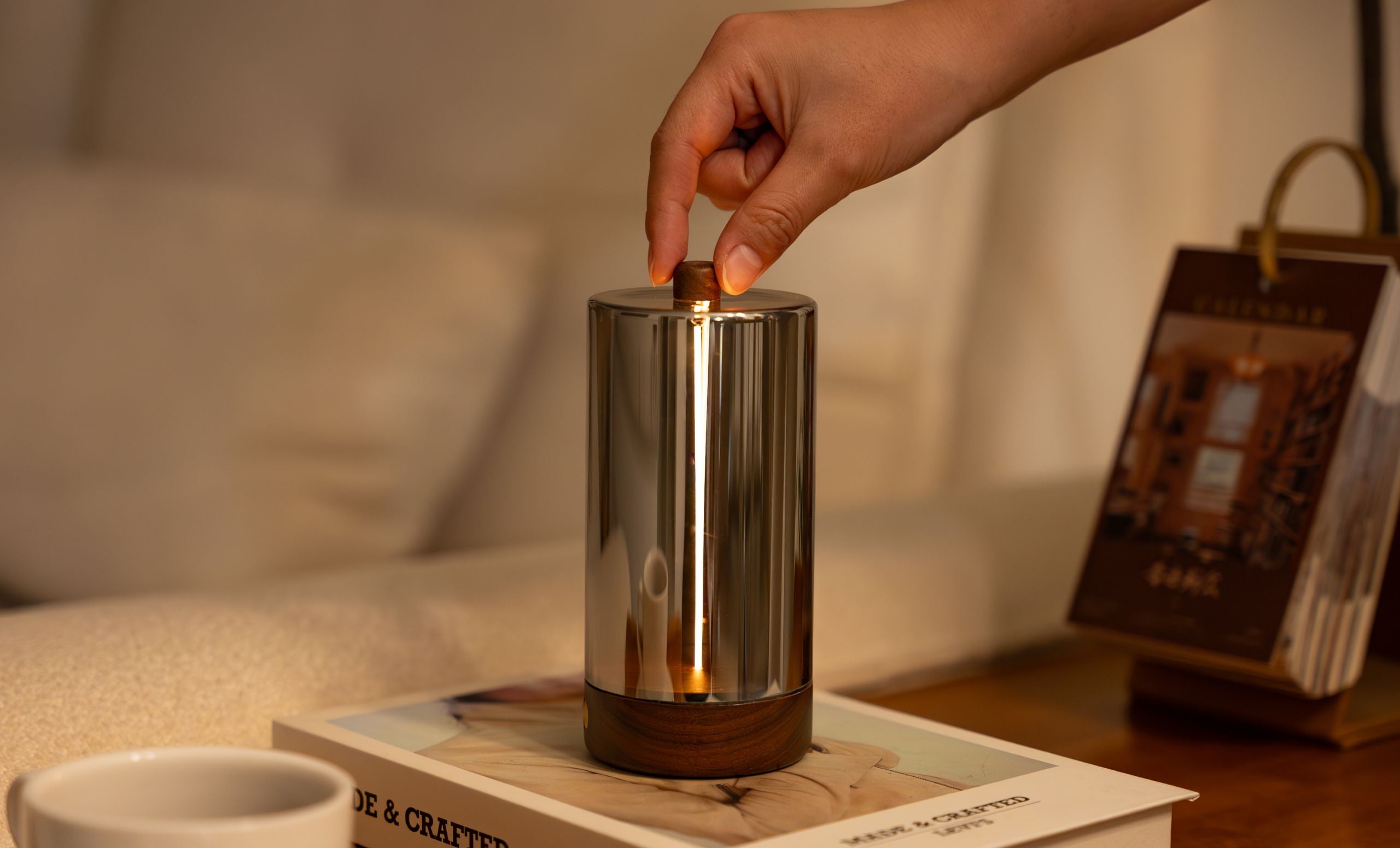 Gingko Solis Drift Light – Natural Walnut Wood – 2.68" × 5.39 in