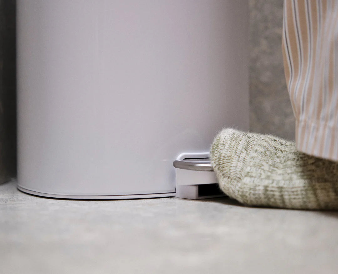 Joseph Joseph EasyStore 5L Bathroom Pedal Trash Can – Gloss White