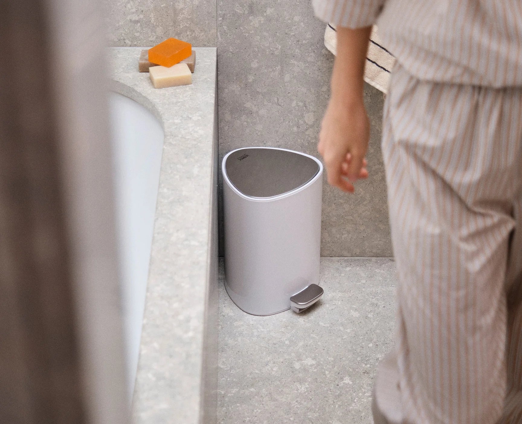 Joseph Joseph EasyStore 5L Bathroom Pedal Trash Can – Gloss White