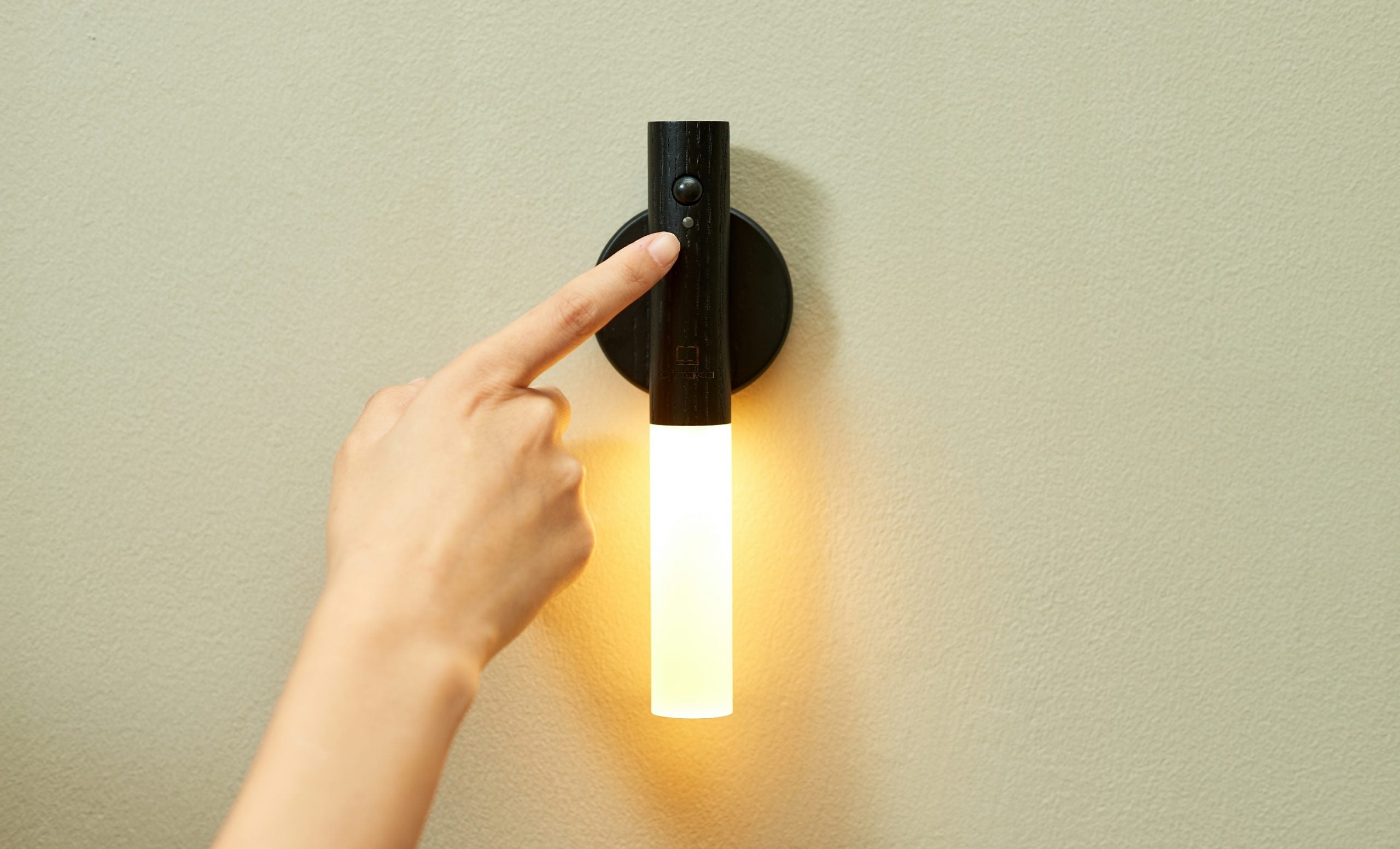 Gingko Smart Baton Light – Natural Walnut Wood – 7"
