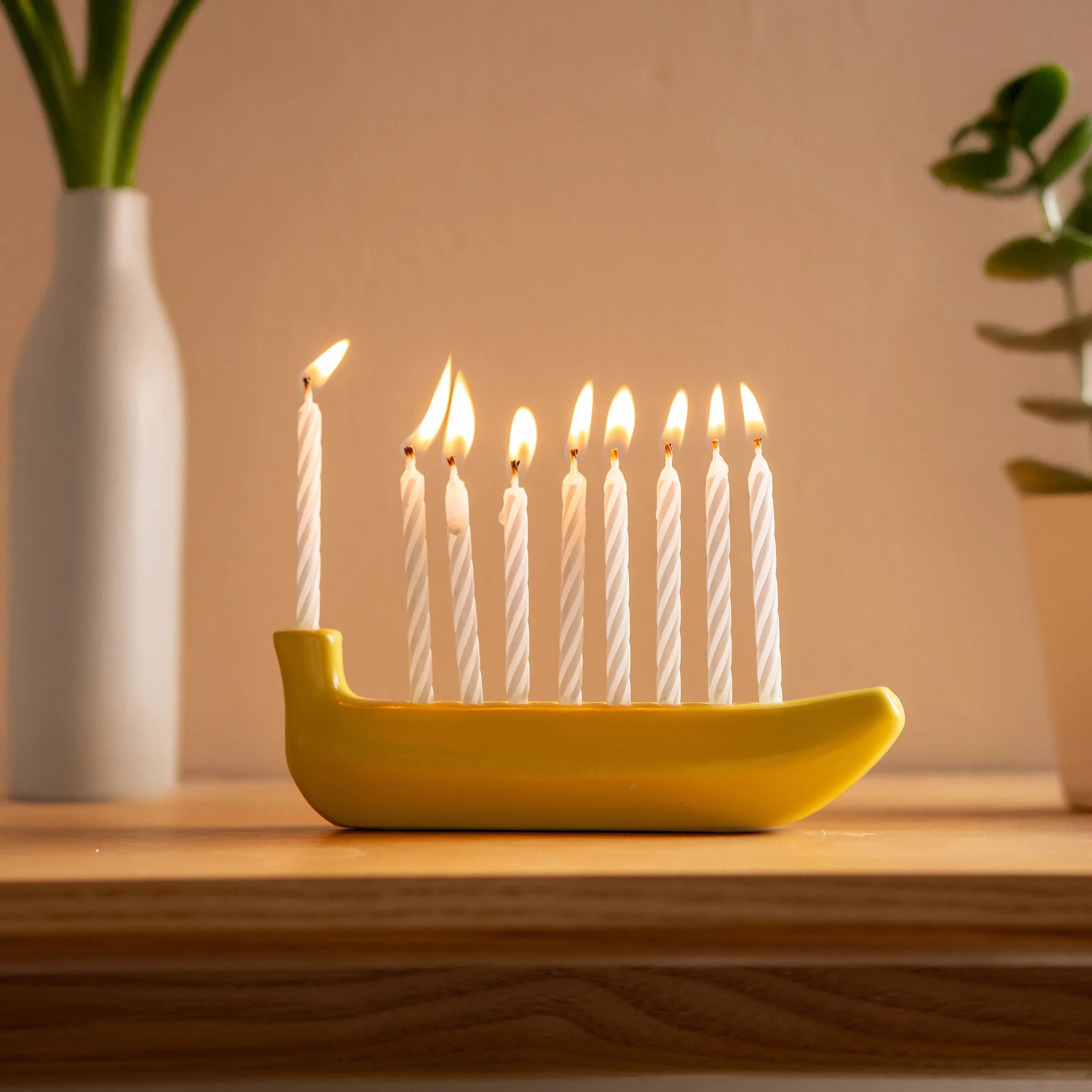 Kikkerland Ceramic Mini Banana Banorah Menorah – 5"