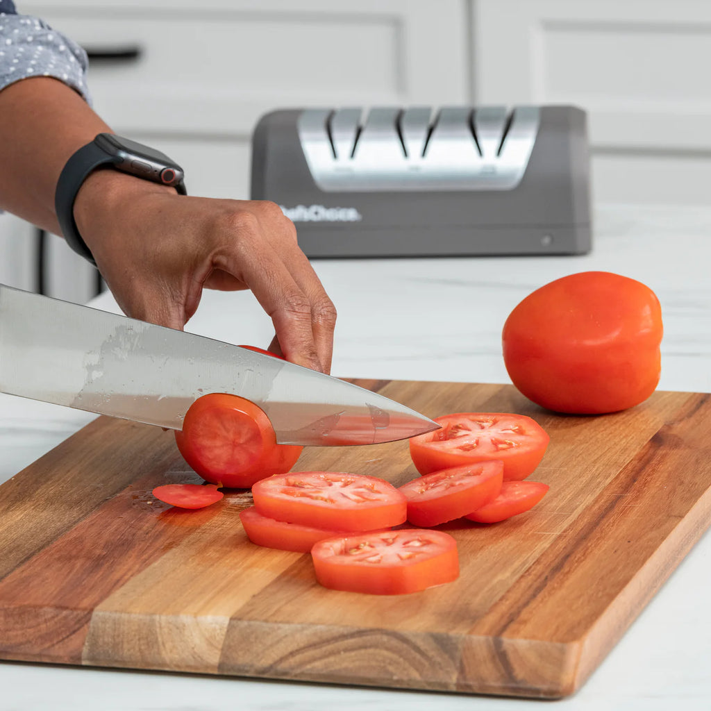The Chef'sChoice 1520 AngleSelect professional electric knife