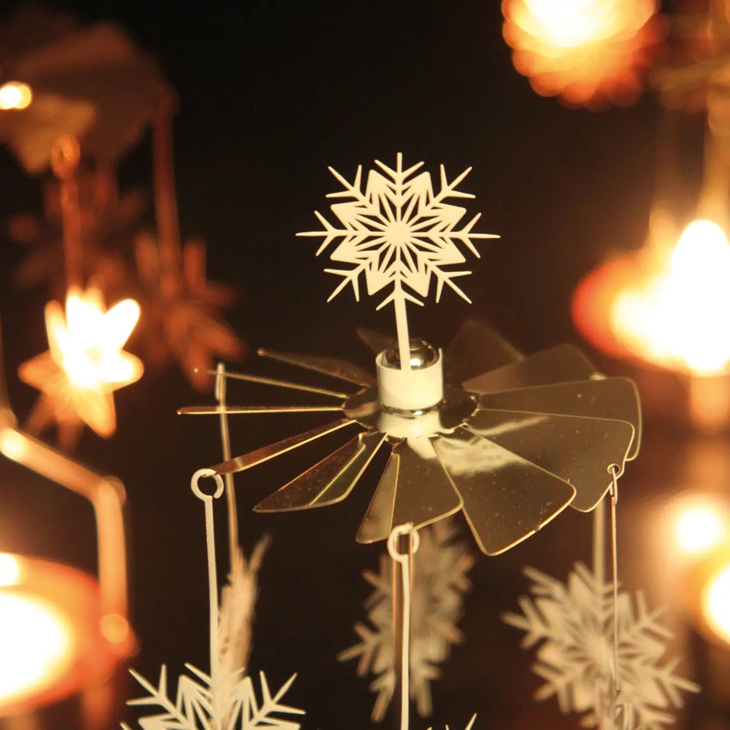 Talla Rotary Tealight Spinning Candle Holder – White Snowflake – 2.8" x 6.5"