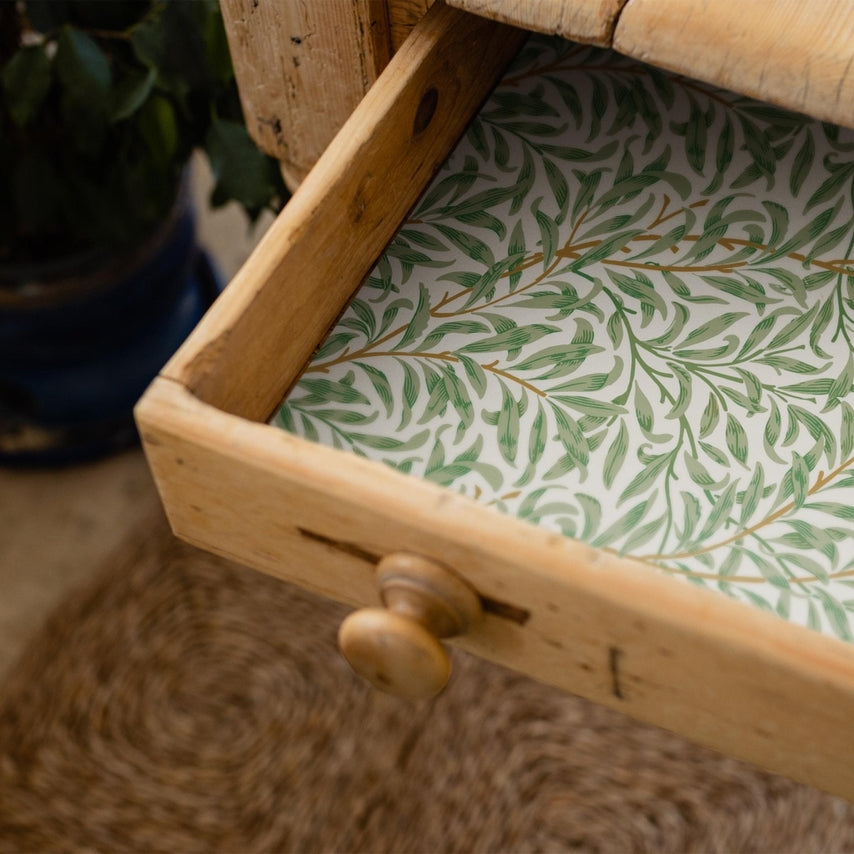 The Master Herbalist Scented Non-Adhesive Drawer Liners – Sandalwood – 5 Sheets – 23.6" x 16.5"