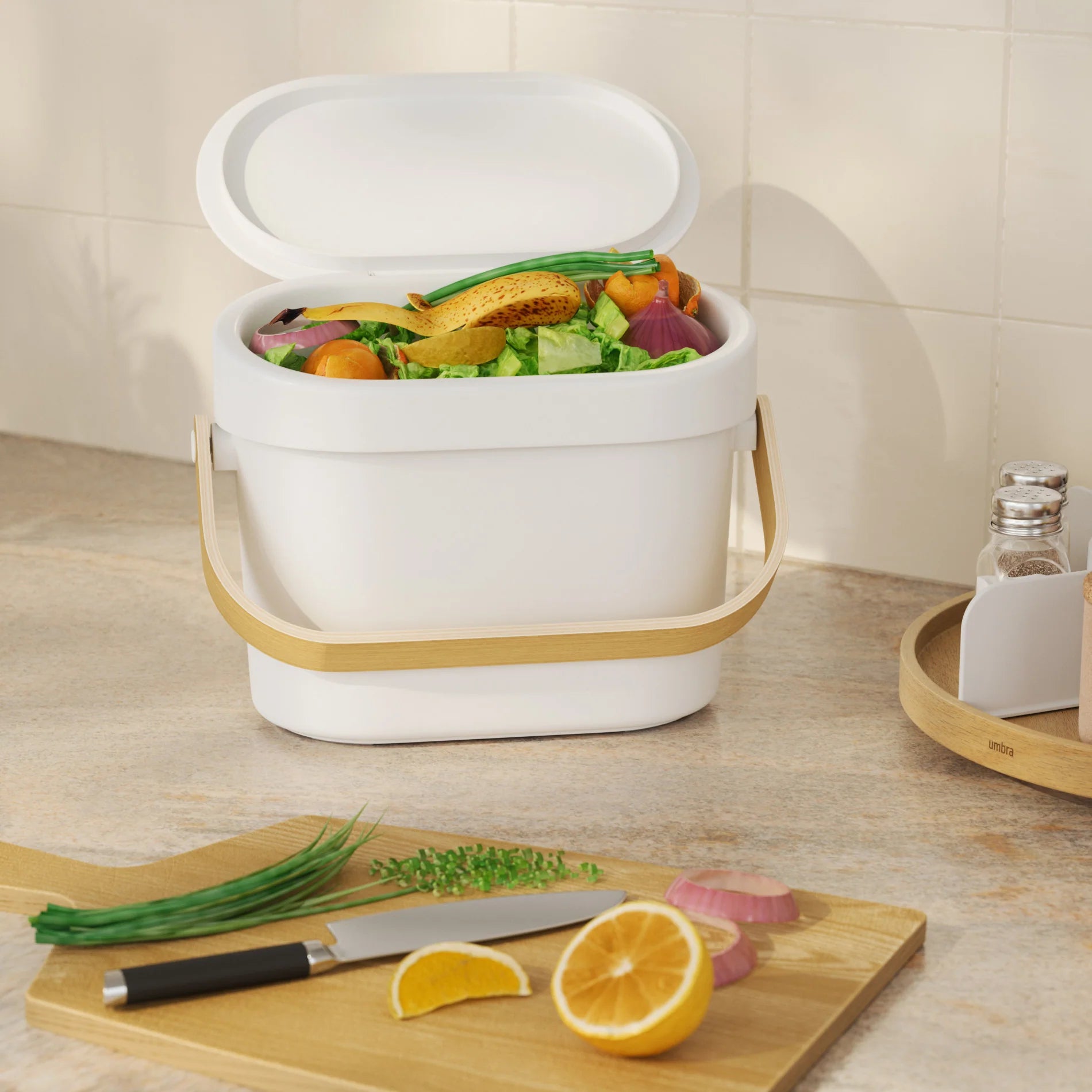 Umbra Easy Clean Compost Bin – 1 Gallon Capacity – White/Natural